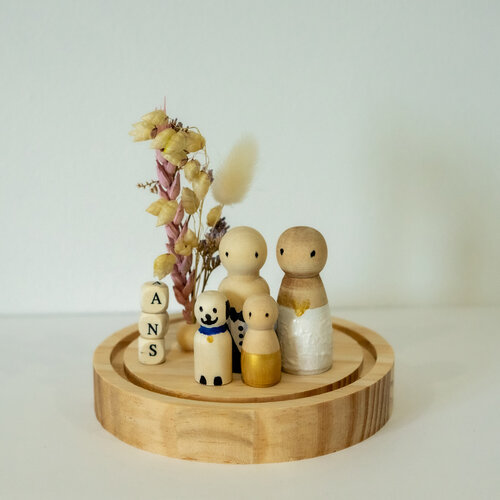 Poppetjesfamilie voor geboorte in een stolp