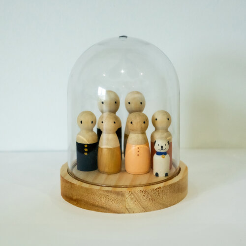 Poppetjesfamilie in een stolp